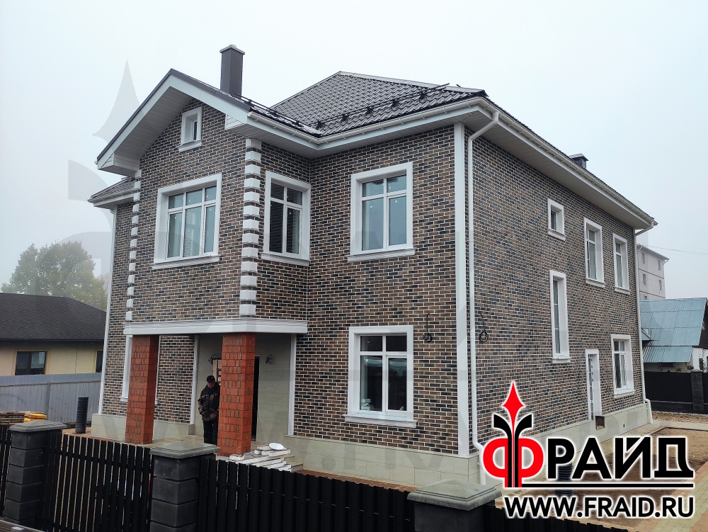 Отделка и утепление дома из "теплой" керамики. Термопанели Фрайд Эконом Стандарт с клинкерной плиткой Cerrad Loft Brick Cardamon. Фрайд Премиум с керамогранитом Estima JZ01. Фасадные элементы Фрайд Декор.
