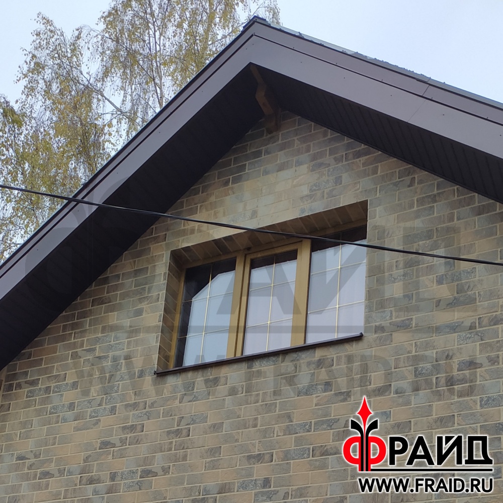 Дом из бруса утепляем термопанелями Фрайд Премиум с натуральным камнем - песчаник желтосерый и с керамогранитом Kerama Marazzi сланец бежевый.