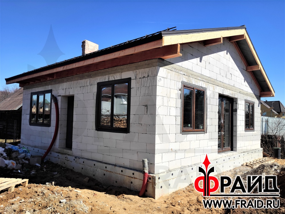 Термопанель Фрайд Премиум с керамогранитом "Керамика Будущего" Гранит Вуд Классик и клинкером Terramatic KLINKER 2102. Одновременная отделка и утепление гостевого домика из газосиликатных блоков.