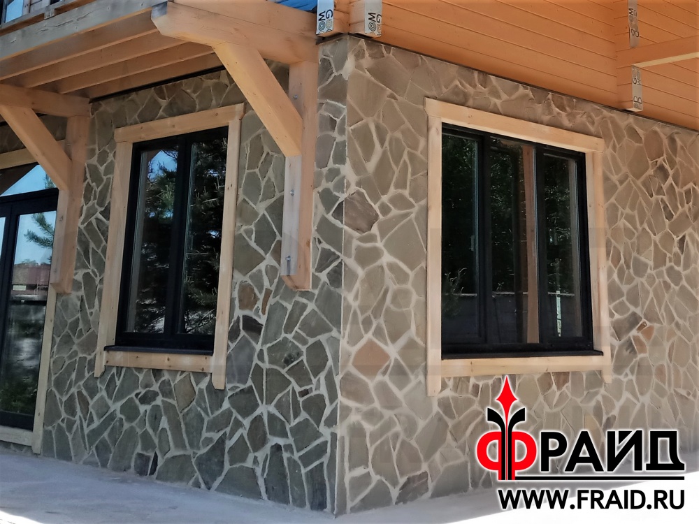 Дом крупноформатный керамический блок, теплая керамика. Термопанели Фрайд Премиум натуральным камнем Ростовский Песчаник серо-желтый.