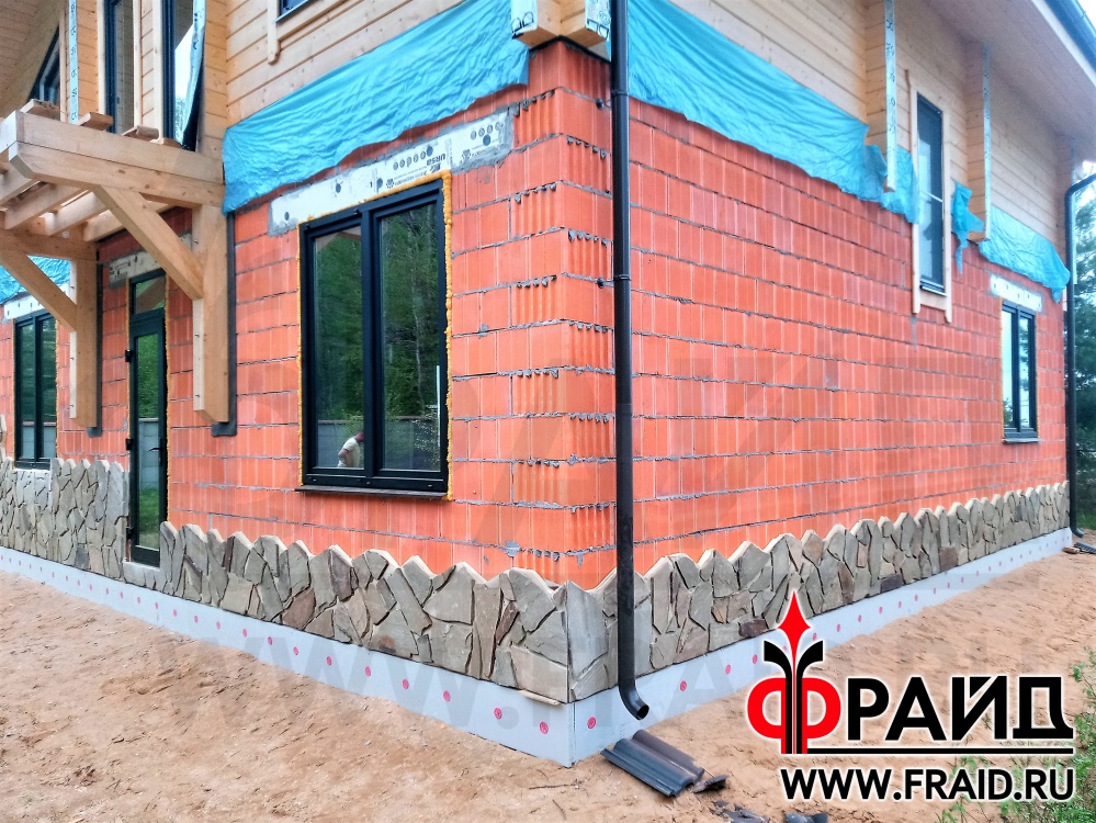 Дом крупноформатный керамический блок, теплая керамика. Термопанели Фрайд Премиум натуральным камнем Ростовский Песчаник серо-желтый.