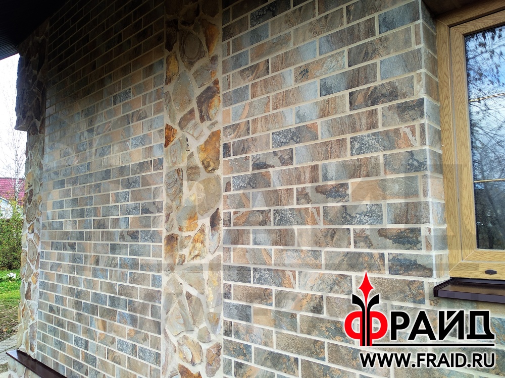 Дом из бруса утепляем термопанелями Фрайд Премиум с натуральным камнем - песчаник желтосерый и с керамогранитом Kerama Marazzi сланец бежевый.