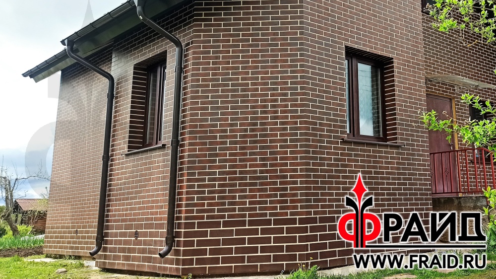 Термопанели Фрайд Премиум с клинкерной плиткой Paradyz Cloud Brown Duro и Керамин Амстердам на цоколь. Дом кирпич.