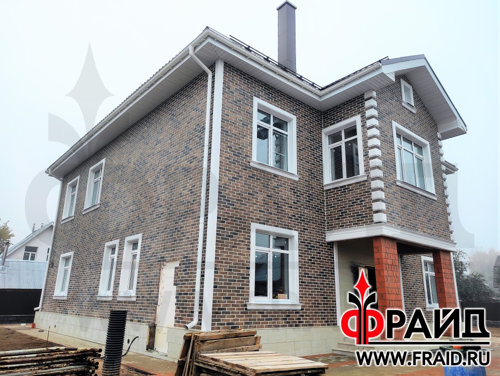 Отделка и утепление дома из "теплой" керамики. Термопанели Фрайд Эконом Стандарт с клинкерной плиткой Cerrad Loft Brick Cardamon. Фрайд Премиум с керамогранитом Estima JZ01. Фасадные элементы Фрайд Декор.