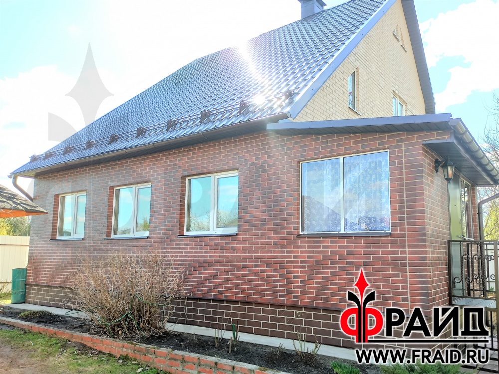 Каркасный дом. Фасад отделан термопанелями Фрайд Премиум с клинкерной плиткой CERRAD Rustico Country Wisnia и Krem, цоколь - КЕРАМИН амстердам.