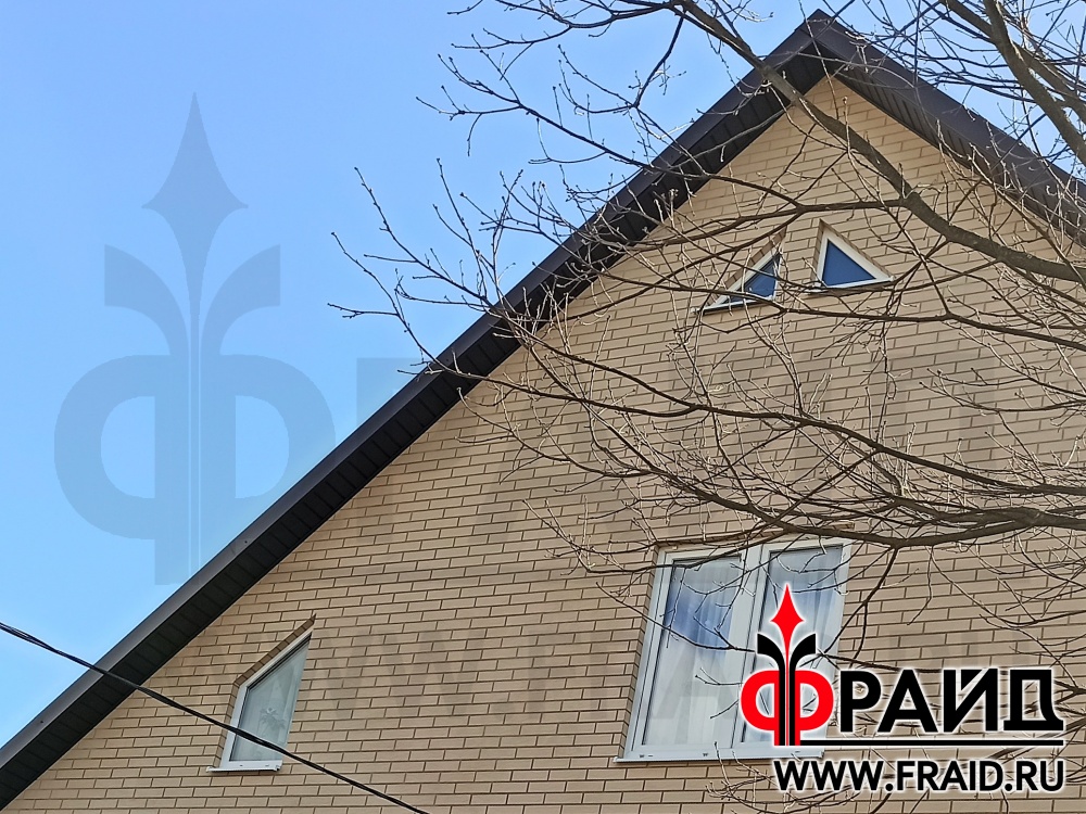 Каркасный дом. Фасад отделан термопанелями Фрайд Премиум с клинкерной плиткой CERRAD Rustico Country Wisnia и Krem, цоколь - КЕРАМИН амстердам.