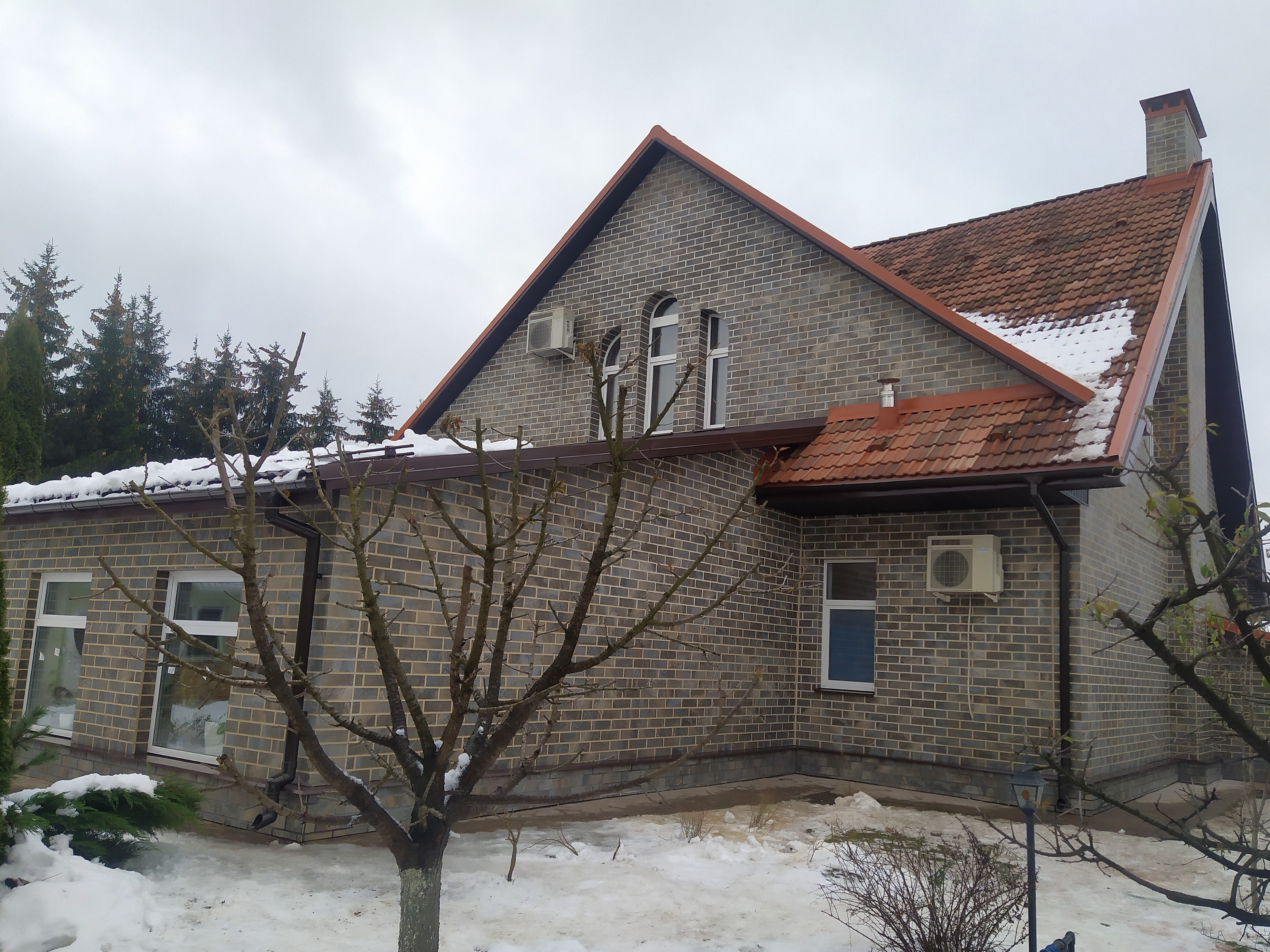 Реконструкция дома (первый этаж пеноблок, второй этаж брус) термопанелями Фрайд Премиум и Фрайд Эконом Стандарт с керамогранитом Kerama Marazzi Сланец Темный.