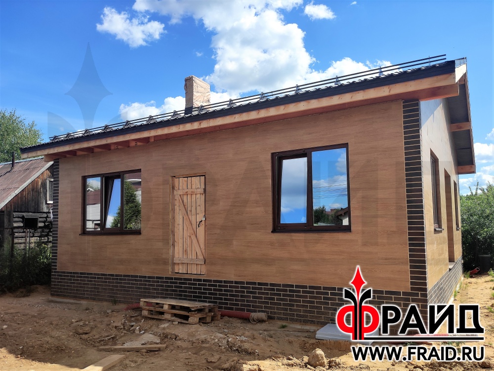 Термопанель Фрайд Премиум с керамогранитом "Керамика Будущего" Гранит Вуд Классик и клинкером Terramatic KLINKER 2102. Одновременная отделка и утепление гостевого домика из газосиликатных блоков.