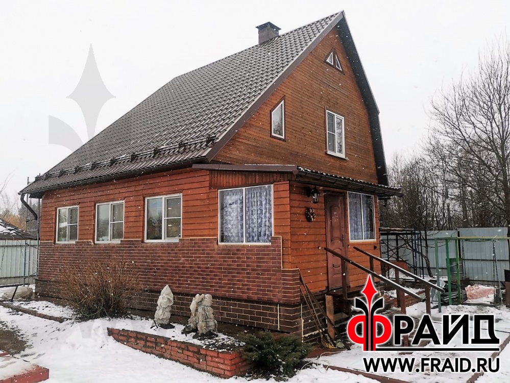 Каркасный дом. Фасад отделан термопанелями Фрайд Премиум с клинкерной плиткой CERRAD Rustico Country Wisnia и Krem, цоколь - КЕРАМИН амстердам.