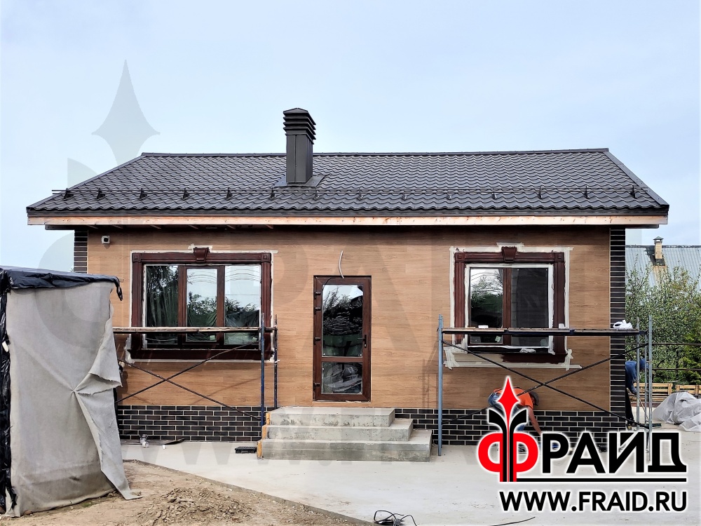 Термопанель Фрайд Премиум с керамогранитом "Керамика Будущего" Гранит Вуд Классик и клинкером Terramatic KLINKER 2102. Одновременная отделка и утепление гостевого домика из газосиликатных блоков.
