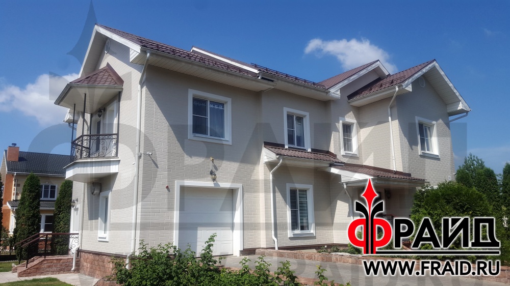 Реконструкция каркасного дома, ранее утепленного по технологии мокрый фасад, с помощью термопанелей Фрайд с керамогранитом Estima RW01 и фасадного декора Фрайд Декор