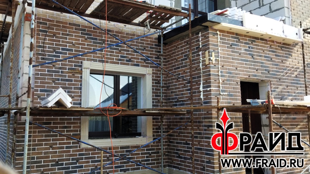 Фрайд Плюс с клинкерной плиткой Cerrad Loft Brick Cardamon, Loft Brick Salt, Фрайд Декор. Утепление и облицовка дома из газосиликата.