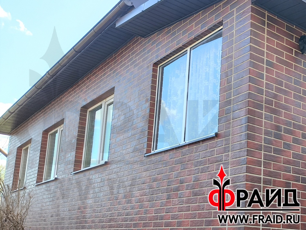 Каркасный дом. Фасад отделан термопанелями Фрайд Премиум с клинкерной плиткой CERRAD Rustico Country Wisnia и Krem, цоколь - КЕРАМИН амстердам.