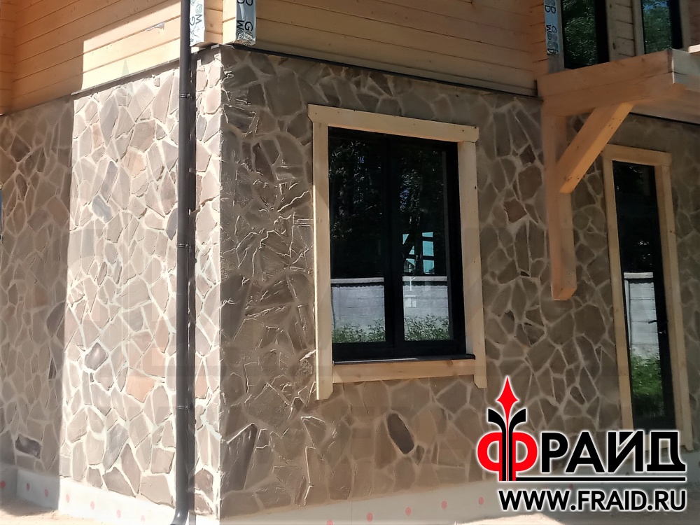 Дом крупноформатный керамический блок, теплая керамика. Термопанели Фрайд Премиум натуральным камнем Ростовский Песчаник серо-желтый.