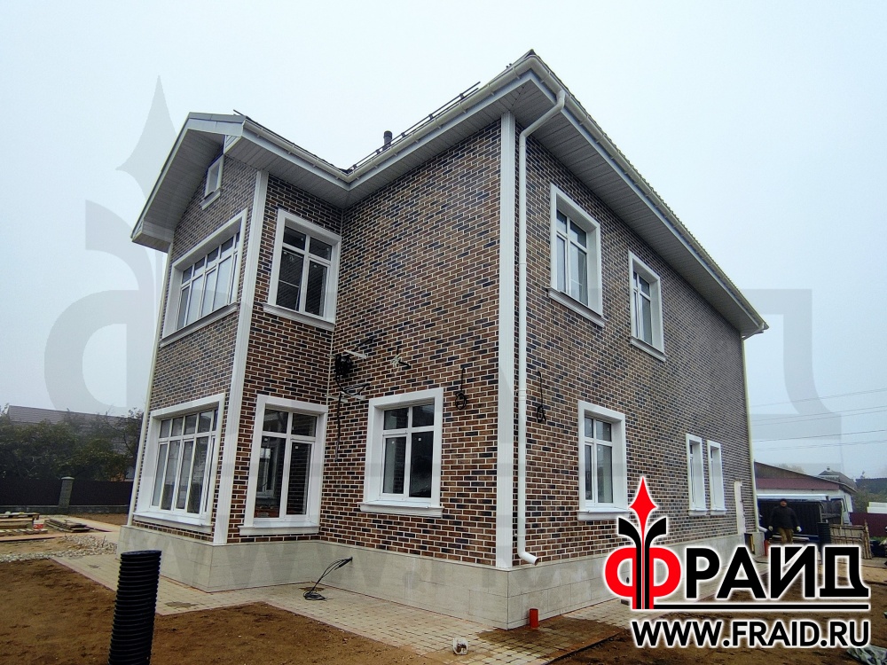 Отделка и утепление дома из "теплой" керамики. Термопанели Фрайд Эконом Стандарт с клинкерной плиткой Cerrad Loft Brick Cardamon. Фрайд Премиум с керамогранитом Estima JZ01. Фасадные элементы Фрайд Декор.